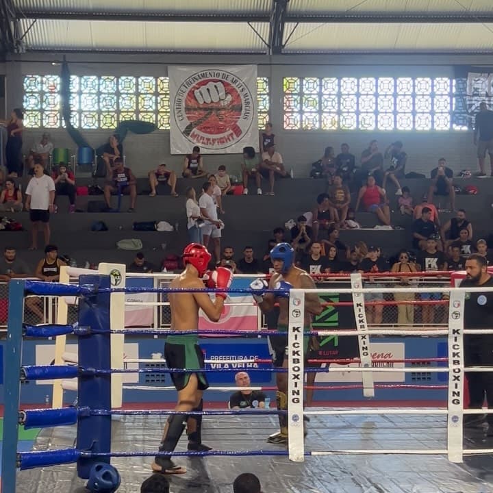 Hoje estive participando do estadual de kickboxing , e depois de 2 ...