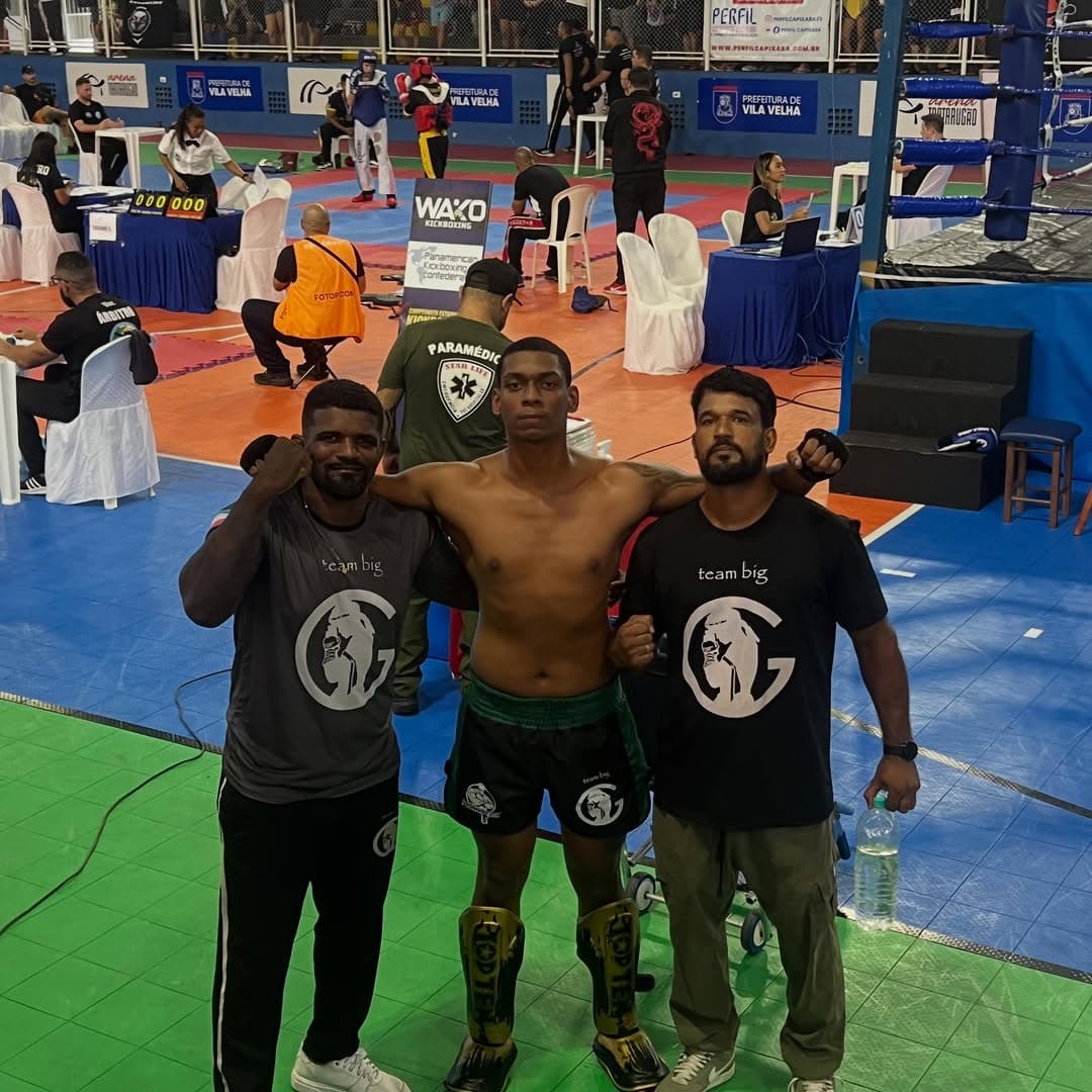 Hoje estive participando do estadual de kickboxing , e depois de 2 ...