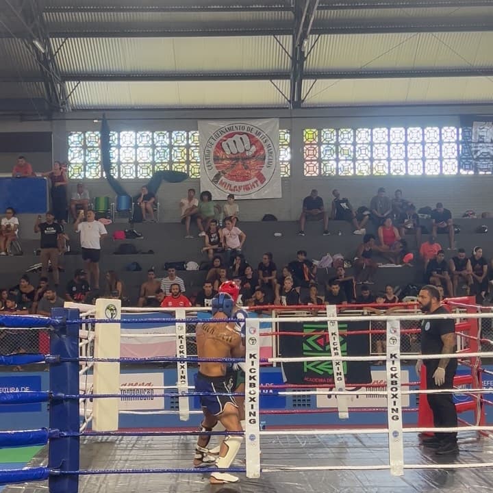 Hoje estive participando do estadual de kickboxing , e depois de 2 ...